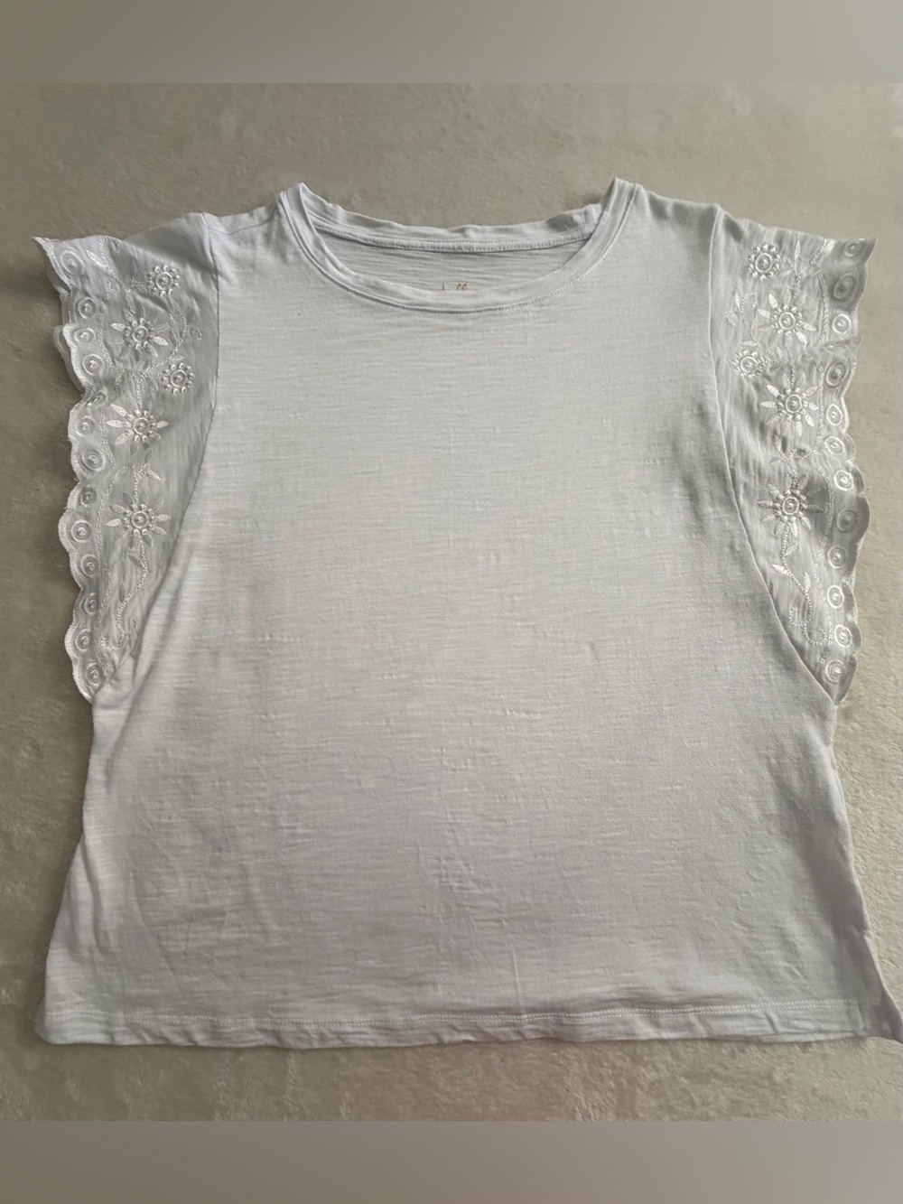 Belle by Kim Gravel White Eyelet Embroidered Ruffled Flutter Sleeve Women's Tee